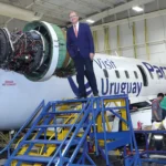 Técnicos aeronáuticos trabajando en el mantenimiento estructural de una aeronave de Paranair dentro de un hangar