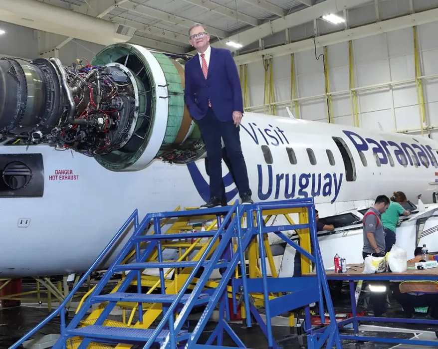 Técnicos aeronáuticos trabajando en el mantenimiento estructural de una aeronave de Paranair dentro de un hangar